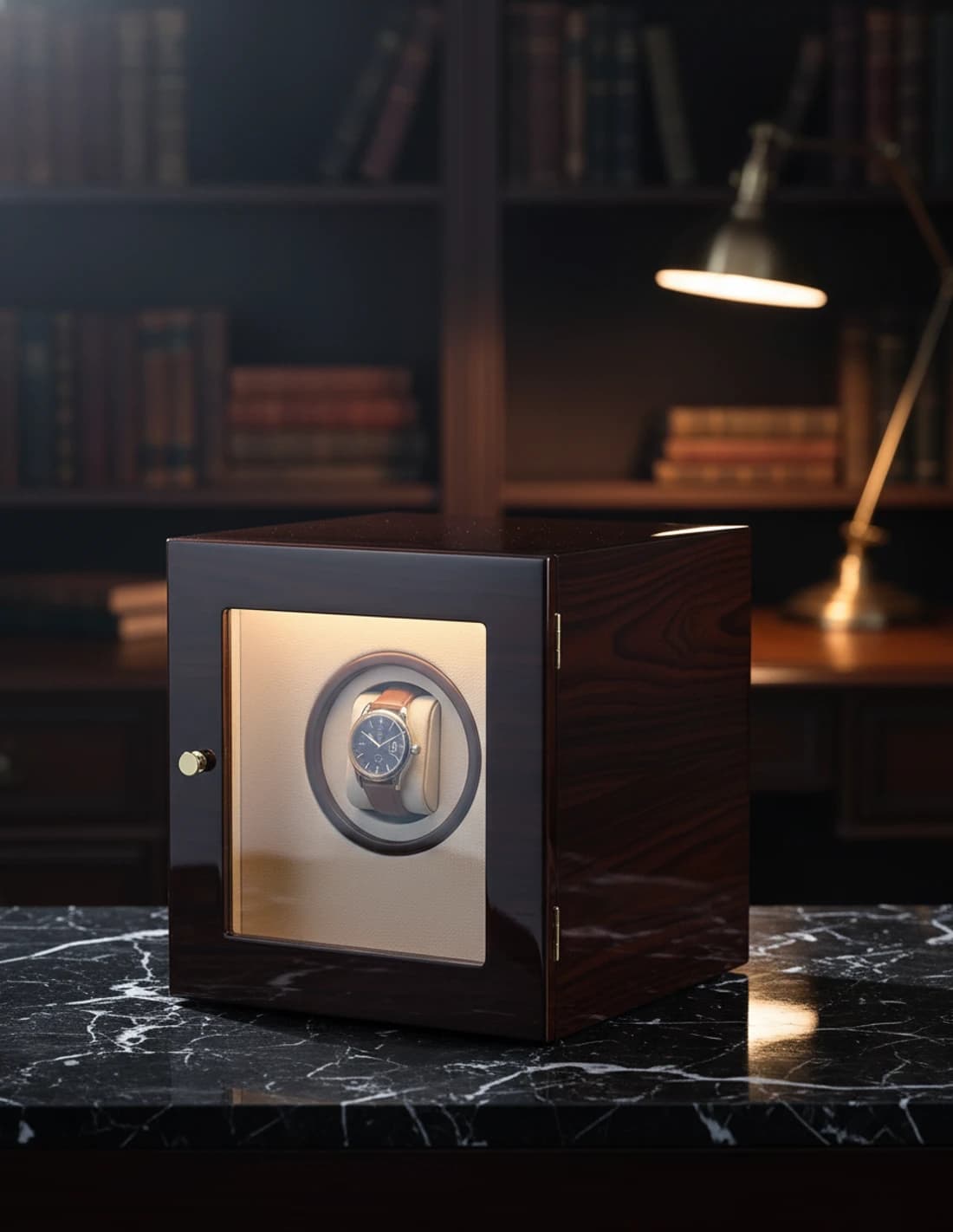 Remontoir à montre automatique sur marbre noir, ambiance bibliothèque