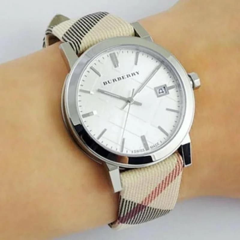Montre Burberry BU9022 femme détail cadran argent