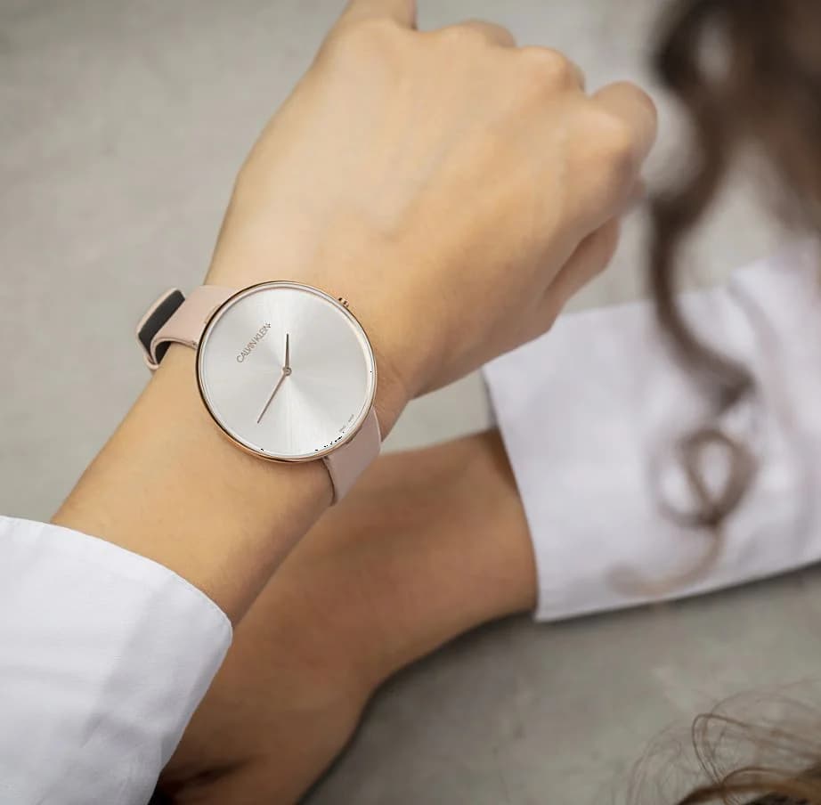Montre Calvin Klein K8Y236Z6 Bracelet Cuir Rose et Cadran Minimaliste vue 4