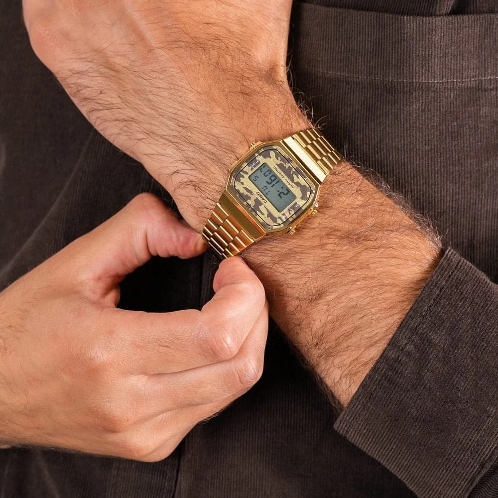 Montre Casio A168WEGC-5EF en Métal Doré et Cadran Camouflage Marron vue 4