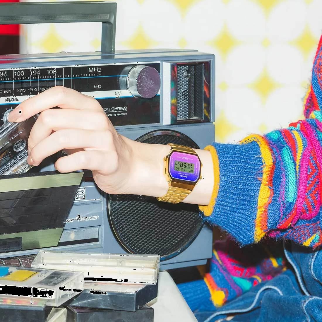 Montre Casio A168WERG-2AEF Dorée avec Cadran Dégradé Violet Rose vue 4