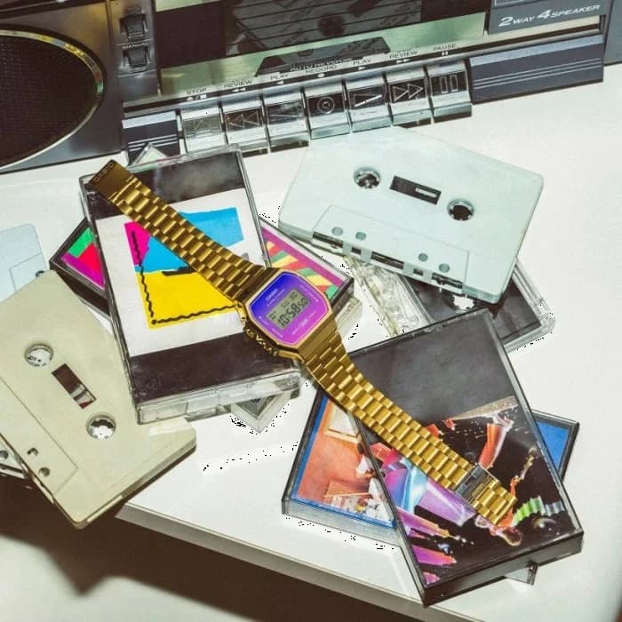 Montre Casio A168WERG-2AEF Dorée avec Cadran Dégradé Violet Rose vue 5