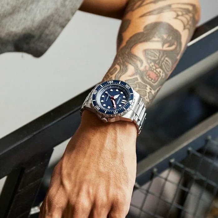 Montre Citizen NJ0121-89L homme détail bracelet acier inoxydable