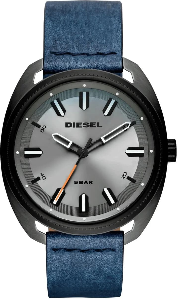 Montre Diesel DZ1838 : cadran noir avec aiguilles rouges, style robuste et sportif