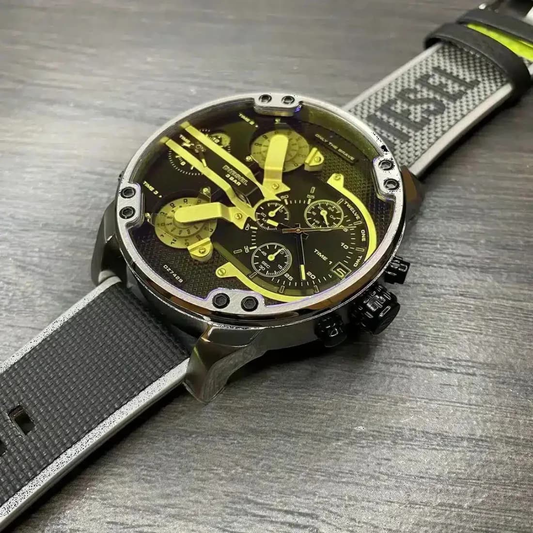 Montre Homme Diesel Mr. Daddy 2.0 XXL DZ7429 bracelet fluo vue 3