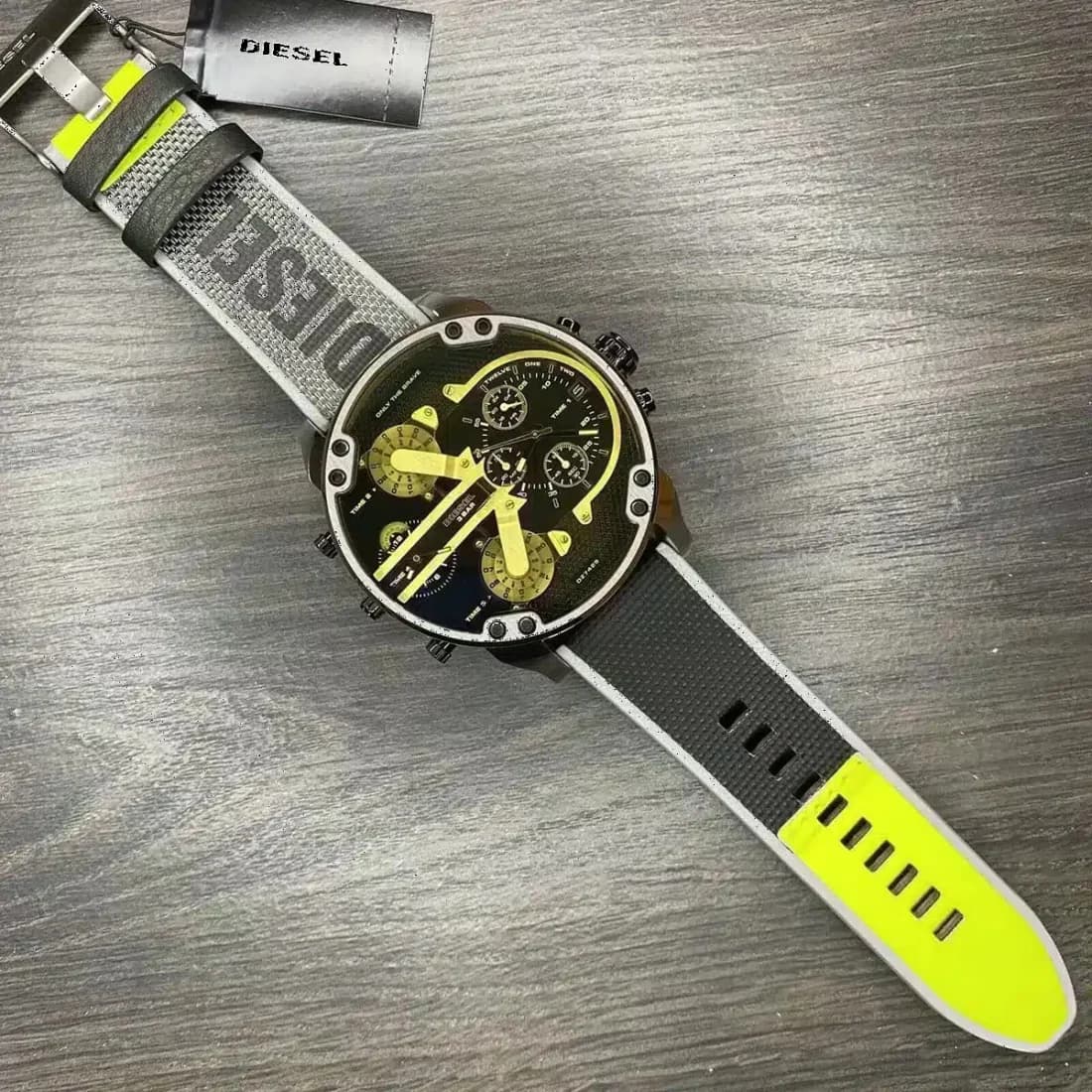 Montre Homme Diesel Mr. Daddy 2.0 XXL DZ7429 bracelet fluo vue 4