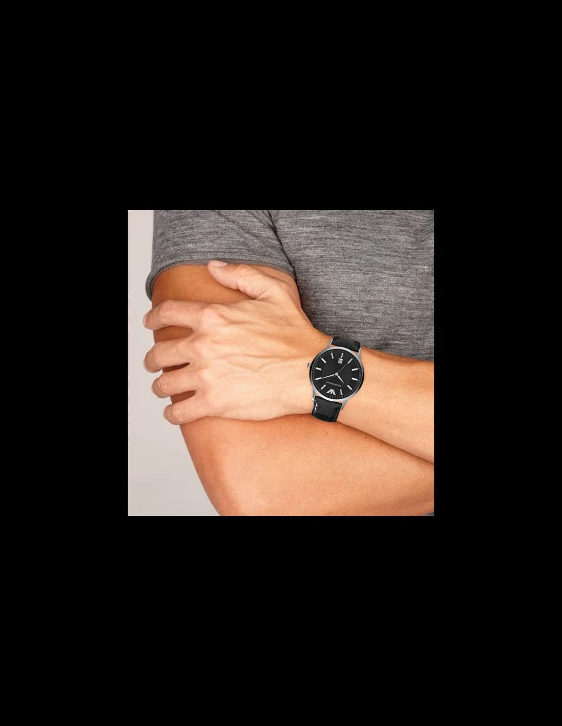 Détails du boîtier et bracelet en cuir de la montre AR2411