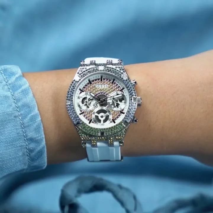 Montre Femme Guess Heiress GW0407L4 bracelet silicone blanc boitier orné de cristaux multicolores vue 4