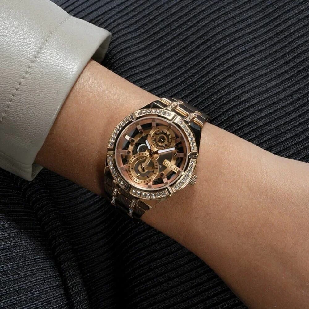 Montre Femme Guess Allara GW0604L3 bracelet acier or rose cadran squelette cristaux multifonctions vue 4