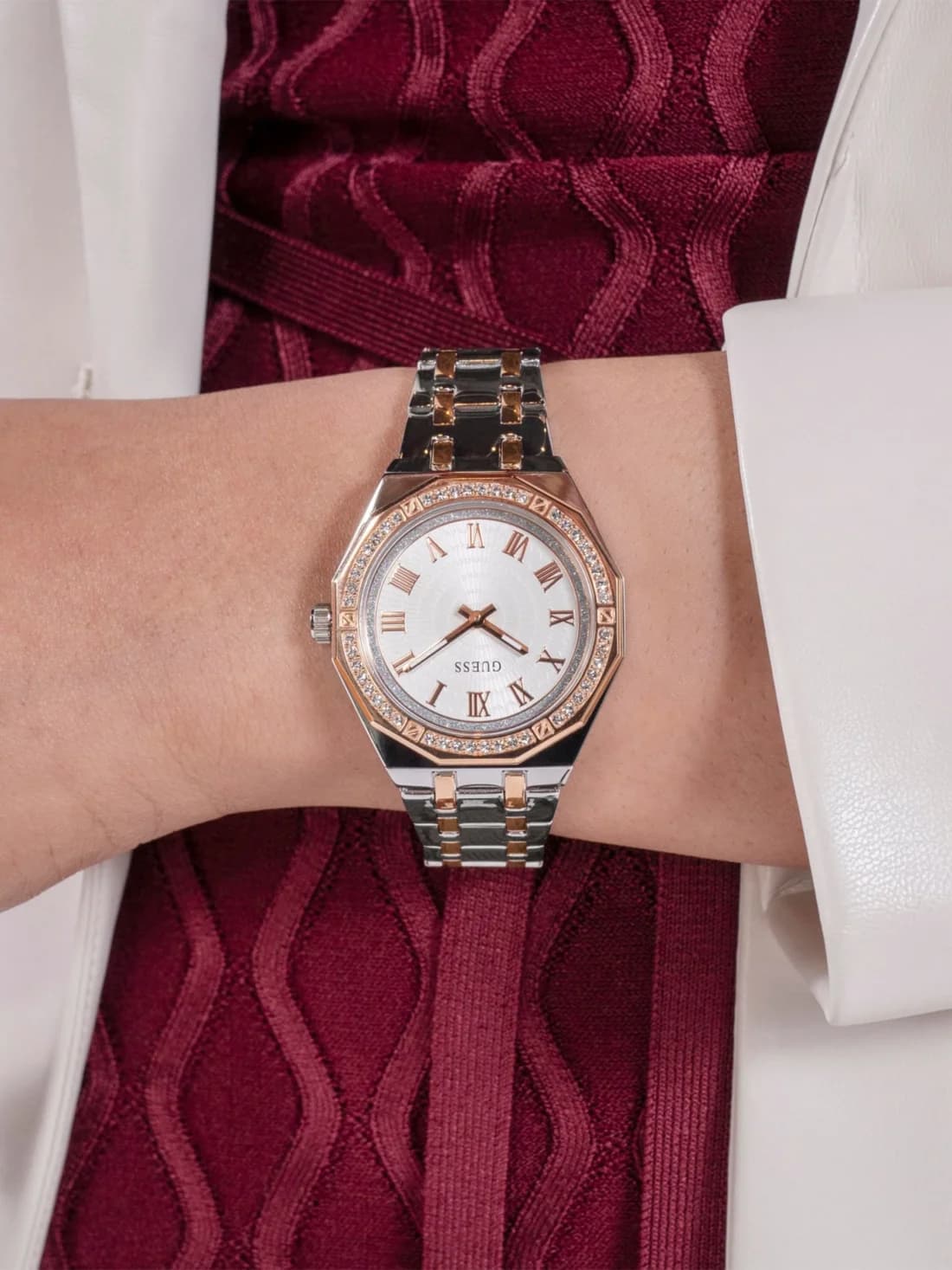 Montre Femme Guess GW0770L5 Acier Bicolore Argent et Rose Gold Cadran Guilloché vue 5