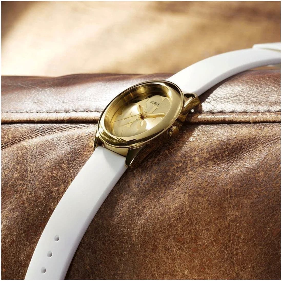 Montre Guess W0911L7 Bracelet Silicone Blanc et Cadran Doré vue 4