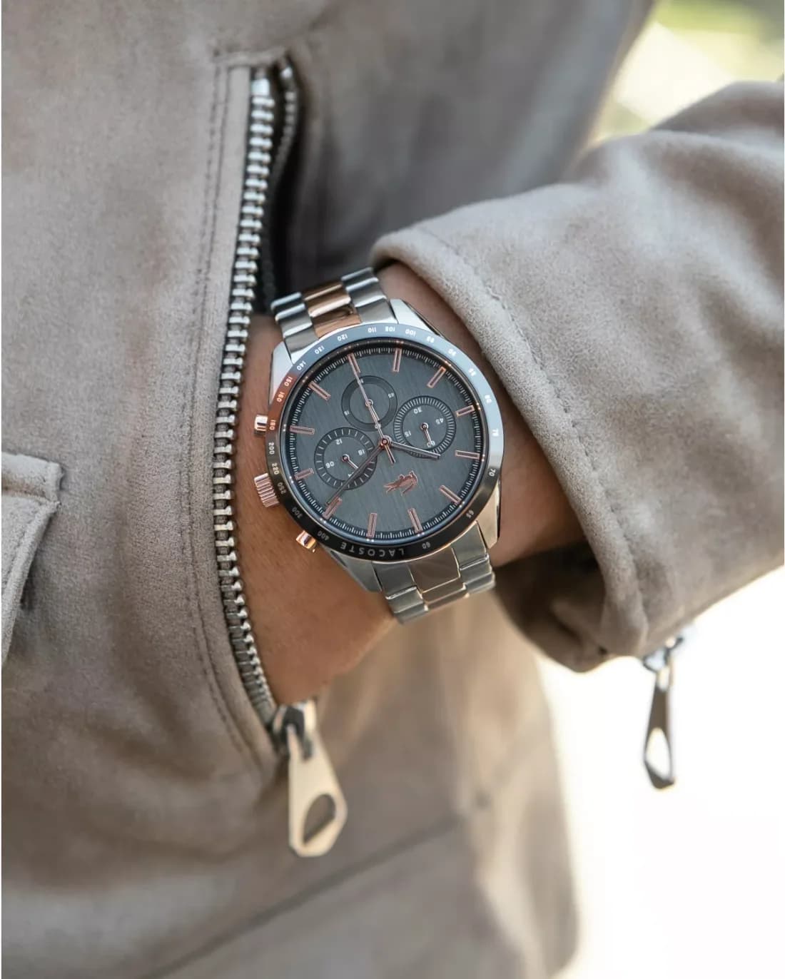 Montre Lacoste 2011112 en Acier Bicolore avec Cadran Noir et Chronographe vue 4