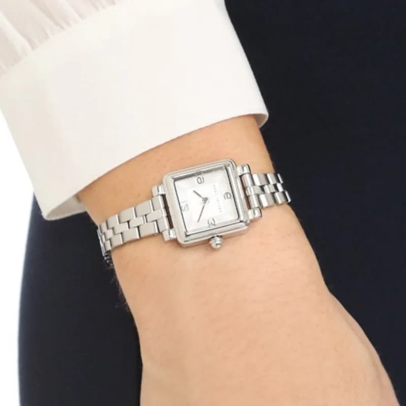 Détails du bracelet en cuir de la Marc Jacobs MJ3529