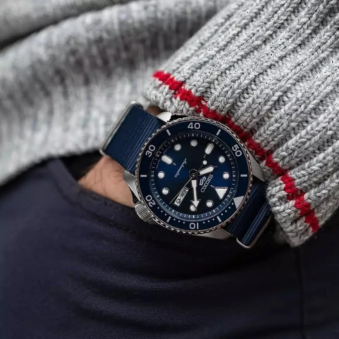 Montre Seiko SRPD51K2 Automatique Cadran Bleu et Bracelet NATO vue 5