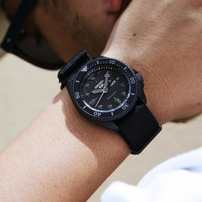 Montre Seiko SRPD79K1 Automatique Bracelet Textile Noir Mat vue 4